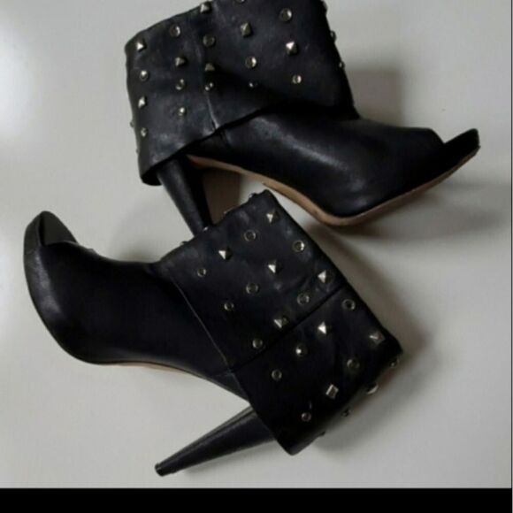 7.5 VINCE CAMUTO STUDDED BLACK LEATHER PEEP CUFFED HEELED BOOTS BOOTIES 7 - Picture 3 of 8